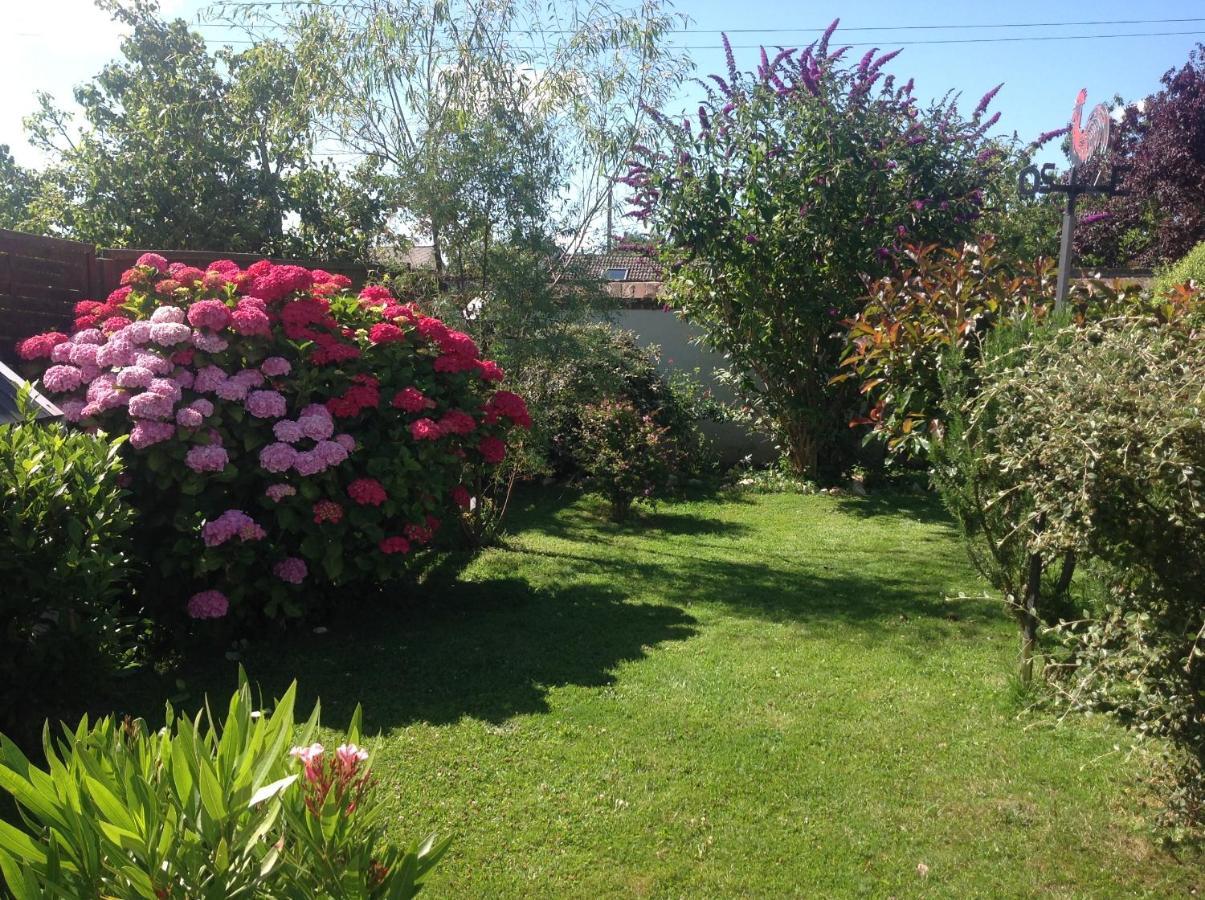 Le Jardin Des Poules Bed & Breakfast Thiétreville Exterior photo