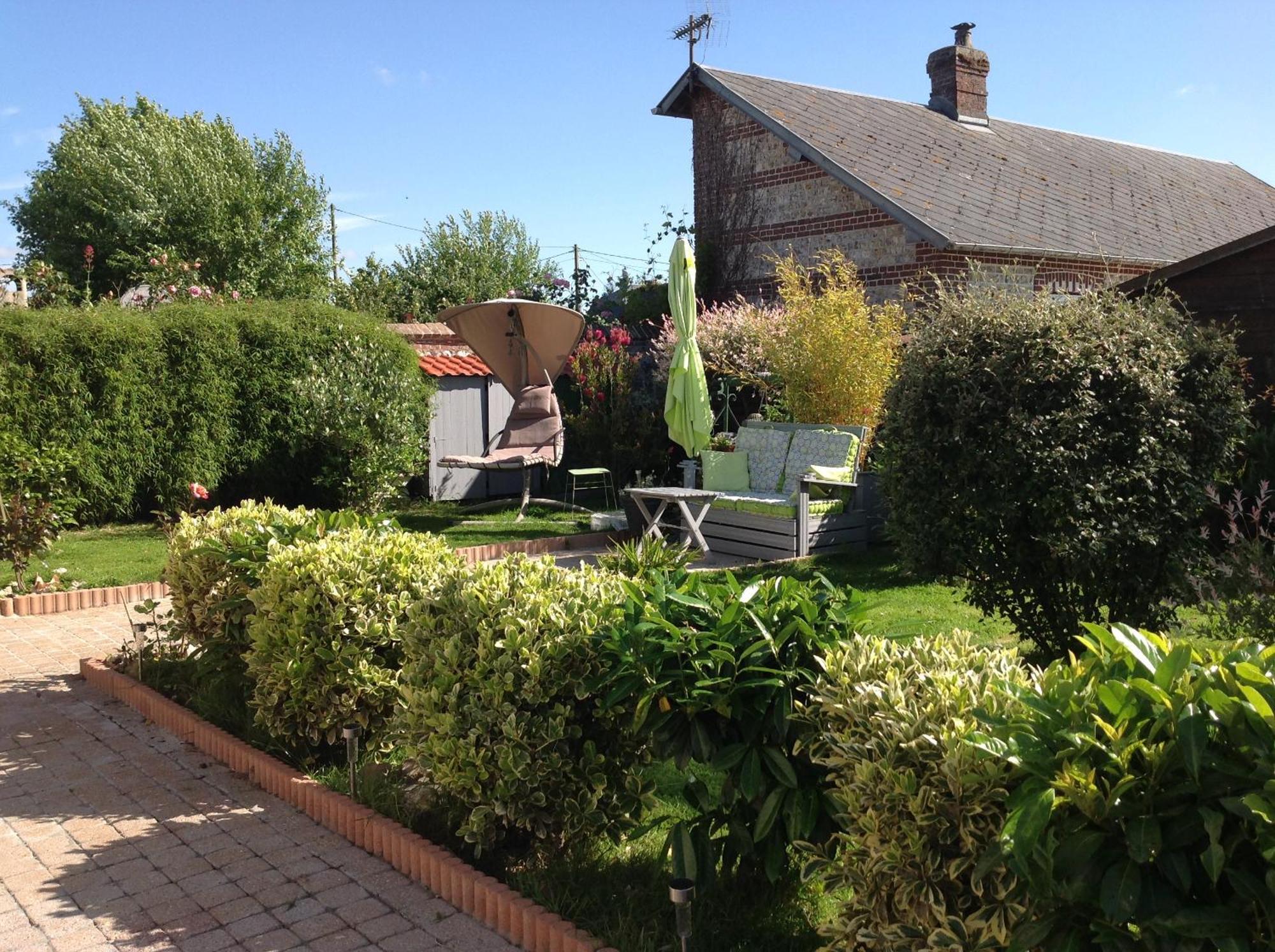Le Jardin Des Poules Bed & Breakfast Thiétreville Exterior photo