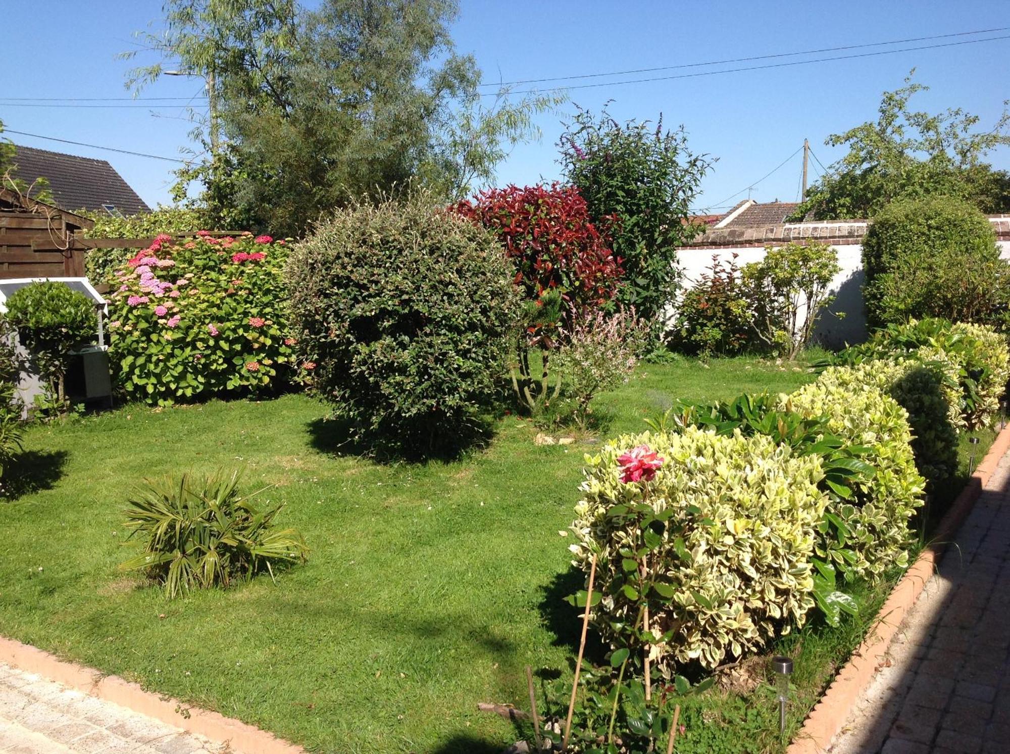 Le Jardin Des Poules Bed & Breakfast Thiétreville Exterior photo